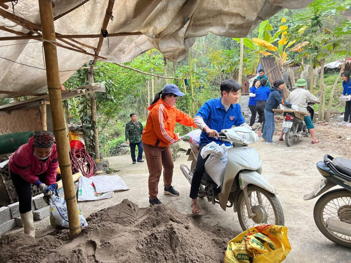 Tuổi trẻ tỉnh Hòa Bình tiếp tục phát huy tinh thần xung kích, tình nguyện, hưởng ứng thực hiện phong trào thi đua chung tay xóa nhà tạm, nhà dột nát. 482081429-1038193128341421-1351283641085399895-n.jpg