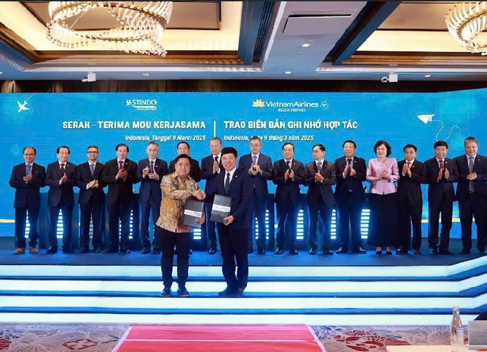 Tại buổi lễ, hãng Hàng không Quốc gia Việt Nam đã ký kết Biên bản ghi nhớ hợp tác với Hiệp hội lữ hành Indonesia (ASTINDO) về hợp tác phát triển khách du lịch giữa hai nước Việt Nam và Indonesia. Ảnh VNA 3511e21c6921d87f8130.jpg