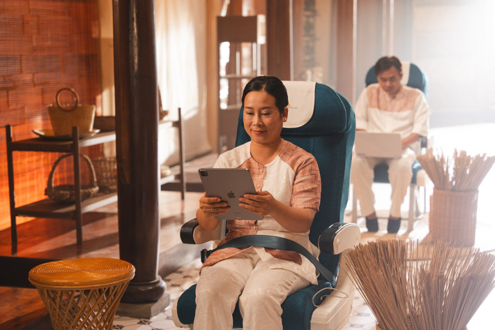 Các hướng dẫn bay an toàn được truyền tải vô cùng mềm mại và sáng tạo. Ảnh: VNA anh-1-cac-huong-dan-bay-an-toan-duoc-truyen-tai-vo-cung-mem-mai-va-sang-tao-anh-vna.jpg