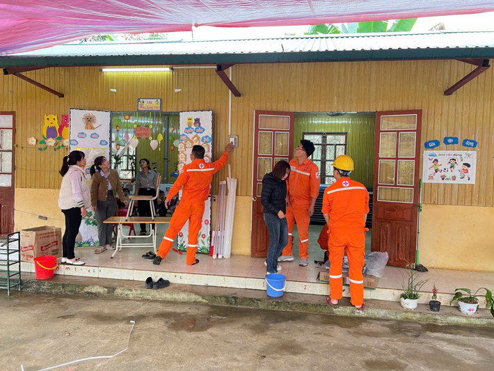 CBCNV Nhà máy thủy điện Nậm Đông III sửa chữa đường điện, thay mới bóng đèn điện chiếu sáng. Ảnh: NPC cbcnv-nha-may-thuy-dien-nam-dong-iii-sua-chua-duong-dien-thay-moi-bong-den-dien-va-he-thong-chieu-sang-cho-co-va-tro-tai-diem-truong-lang-linh.jpg