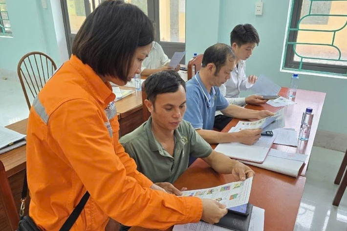 Tuyên truyền, hướng dẫn người dân và khách hàng sử dụng điện an toàn tiết kiệm. Ảnh: NPC tuyen-truyen-huong-dan-nguoi-dan-va-khach-hang-su-dung-dien-an-toan-tiet-kiem.jpg