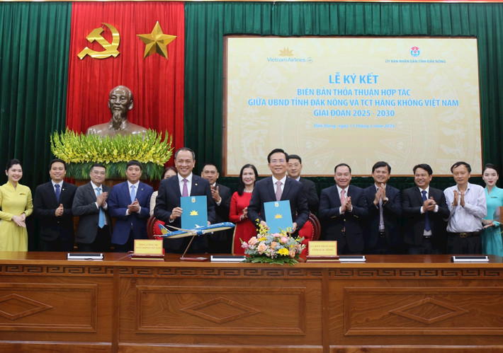 Vietnam Airlines và UBND tỉnh Đắk Nông ký kết thỏa thuận hợp tác toàn diện giai đoạn 2025 – 2030. Ảnh VNA anh-1-vietnam-airlines-va-ubnd-tinh-dak-nong-ky-ket-thoa-thuan-hop-tac-toan-dien-giai-doan-2025-2030-anh-vna.jpg