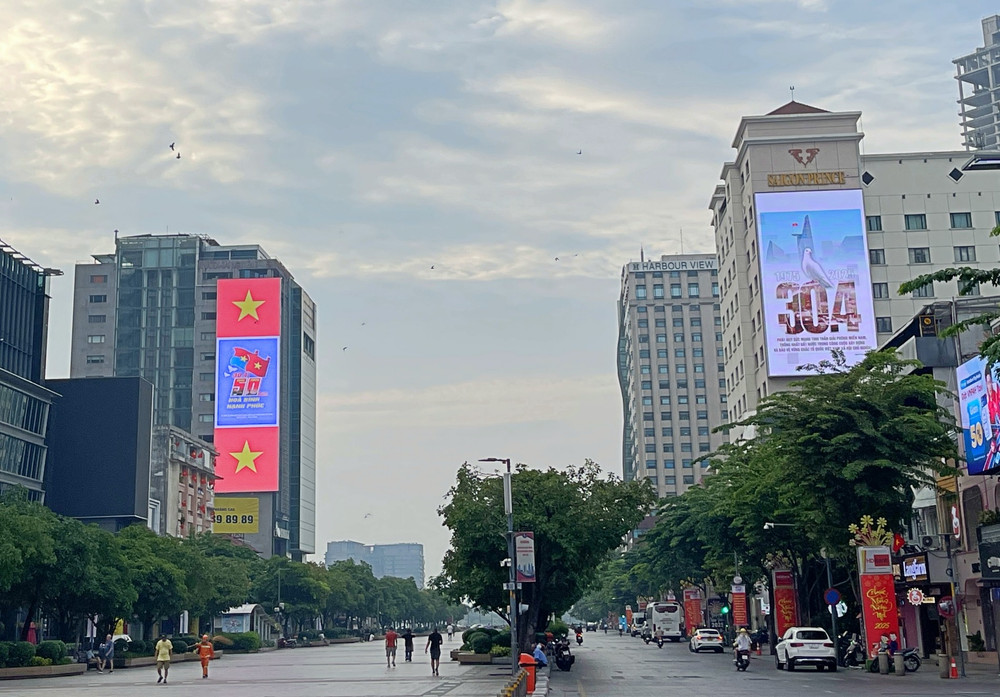 Còn 2 tuần nữa mới đến ngày 30.4 nhưng các con đường tại TP. Hồ Chí Minh đã khoác lên mình màu áo mới img-2215.jpg