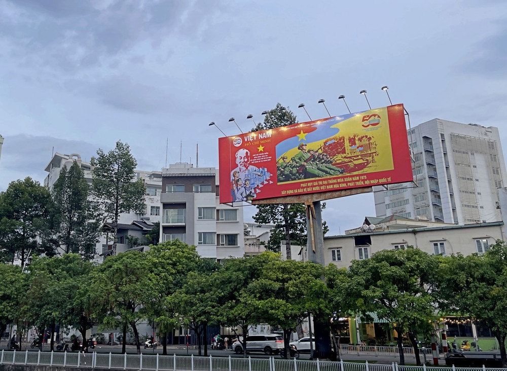 Áp phích cỡ lớn trên đường Hoàng Sa, quận 1 img-2142.jpg