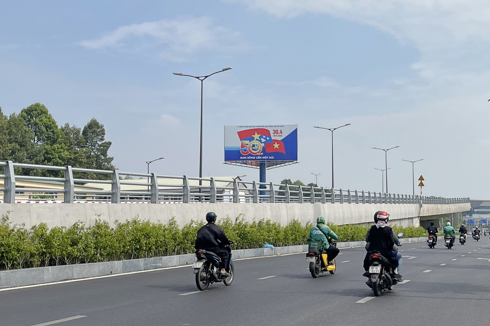 Dù đang trong quá trình hoàn thiện nhưng khu vực đường dẫn vào nhà ga T3 - sân bay Tân Sơn Nhất đã ngập tràn không khí chào mừng đại lễ 30.4 img-2514.jpg