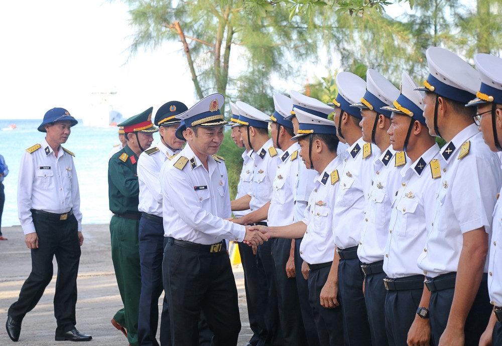 Trưởng Đoàn công tác số 11, Chuẩn đô đốc Lê Bá Quân thăm cán bộ, chiến sĩ và Nhân dân trên đảo Sinh Tồn sinh-ton-3434.jpg