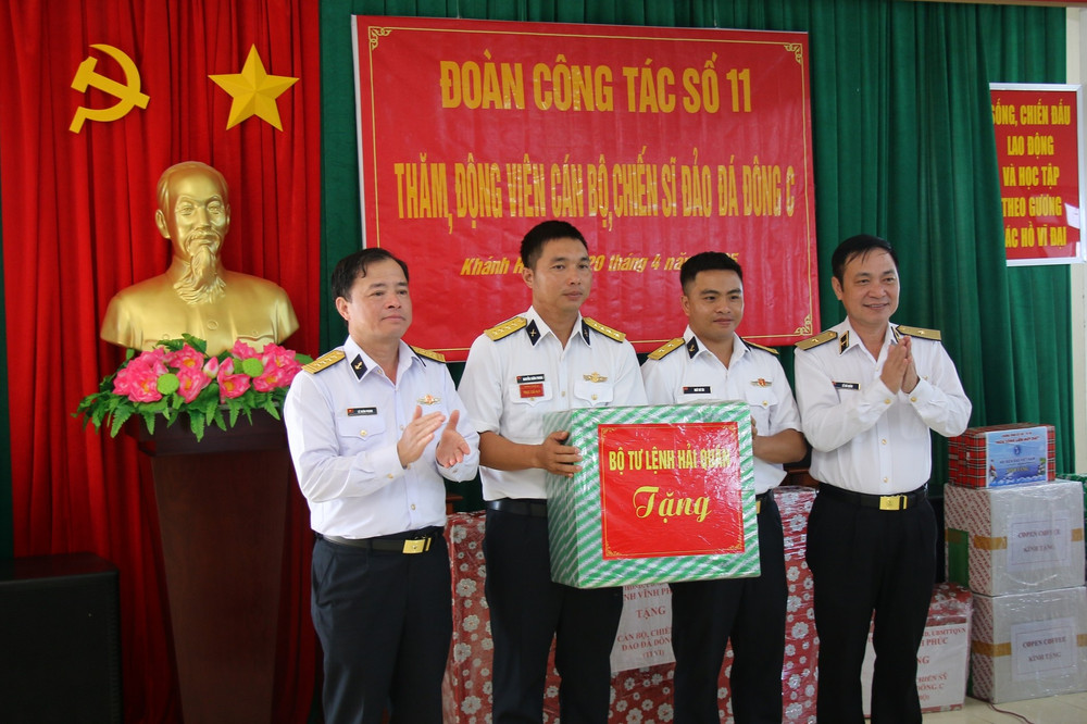 Đoàn công tác thăm, động viên cán bộ, chiến sĩ trên đảo Đá Đông C img-4377.jpg
