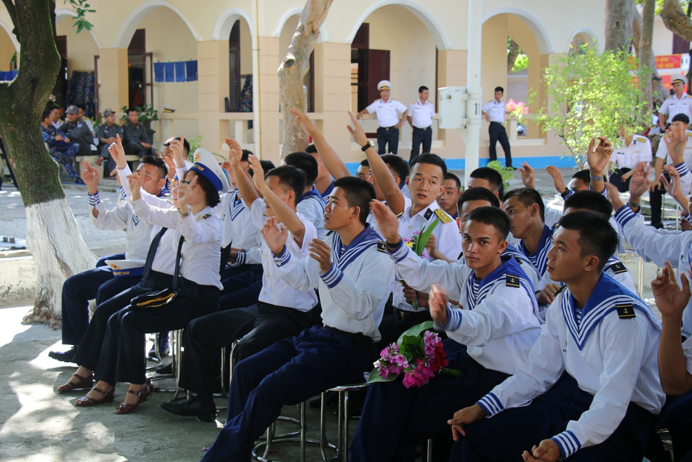 Các chiến sĩ tham gia hoạt động giao lưu văn nghệ với Đoàn công tác img-3634.jpg