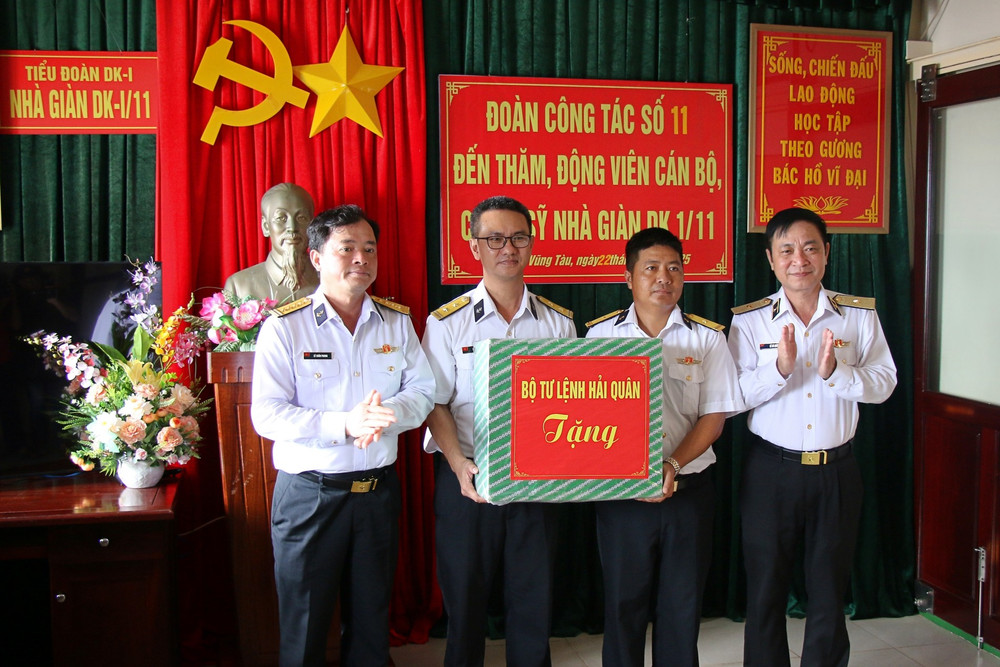 Đoàn công tác tặng quà, thăm hỏi và động viên cán bộ, chiến sĩ tại Nhà giàn DK1/11 img-5323.jpg