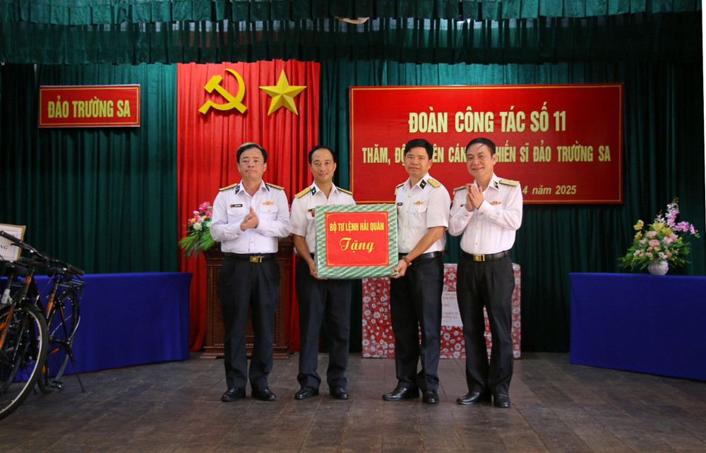 Đoàn công tác thăm, động viên cán bộ, chiến sĩ và Nhân dân trên đảo Trường Sa img-4942.jpg