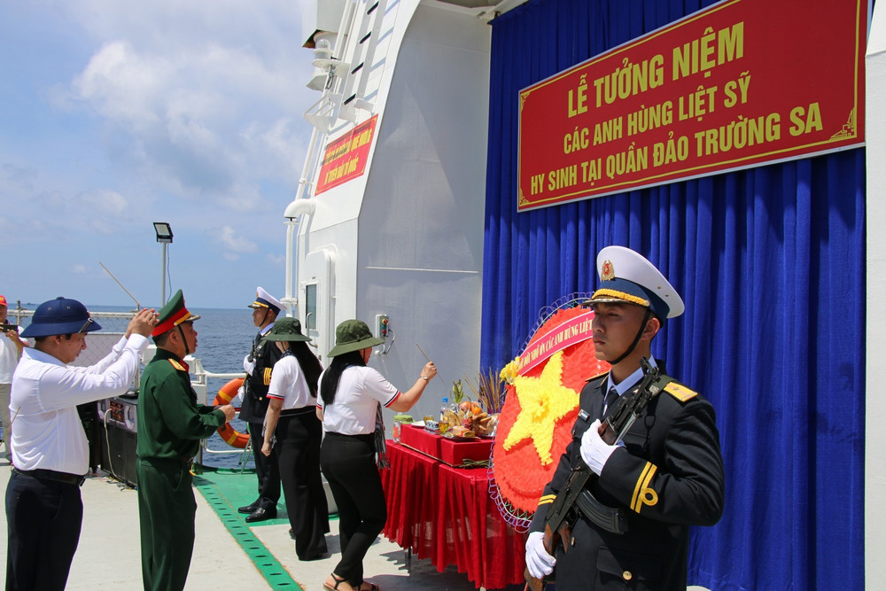 Trước khi lên đảo Cô Lin, Đoàn công tác đã làm Lễ tưởng niệm các Anh hùng liệt sĩ hy sinh tại quần đảo Trường Sa img-3850.jpg