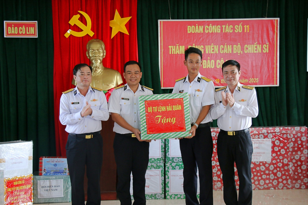 Đoàn công tác thăm, động viên cán bộ, chiến sĩ trên đảo Cô Lin img-4091.jpg
