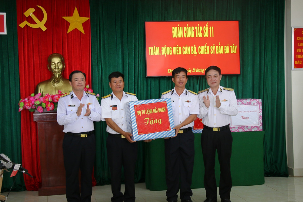 Đoàn công tác thăm, động viên cán bộ, chiến sĩ trên đảo Đá Tây A img-4637.jpg