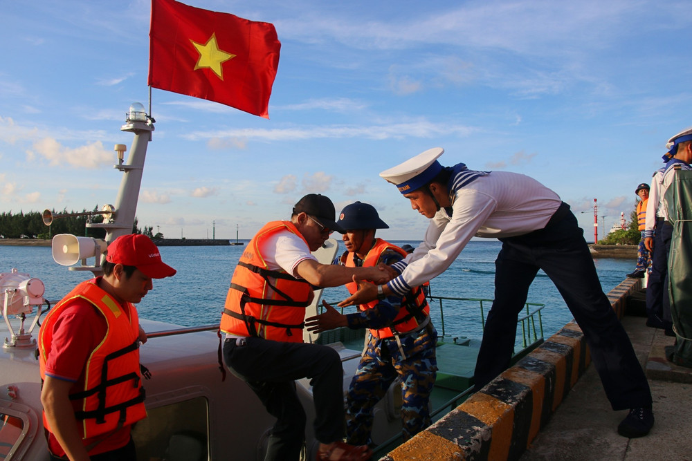 Các chiến sĩ hỗ trợ đại biểu lên bờ img-3336.jpg