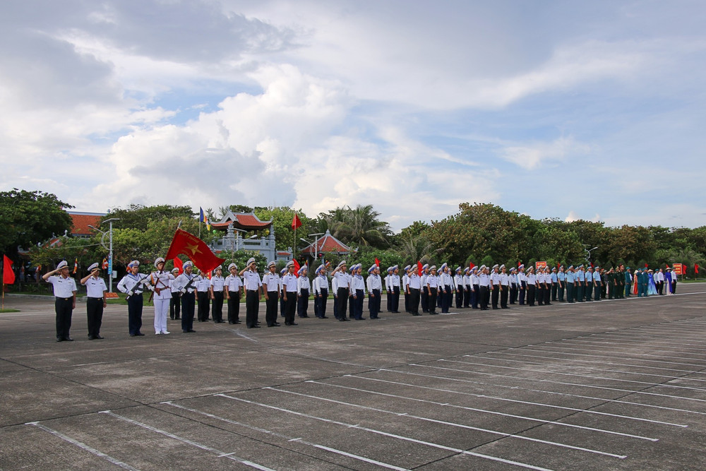 Lễ chào cờ tại đảo Trường Sa img-4736.jpg