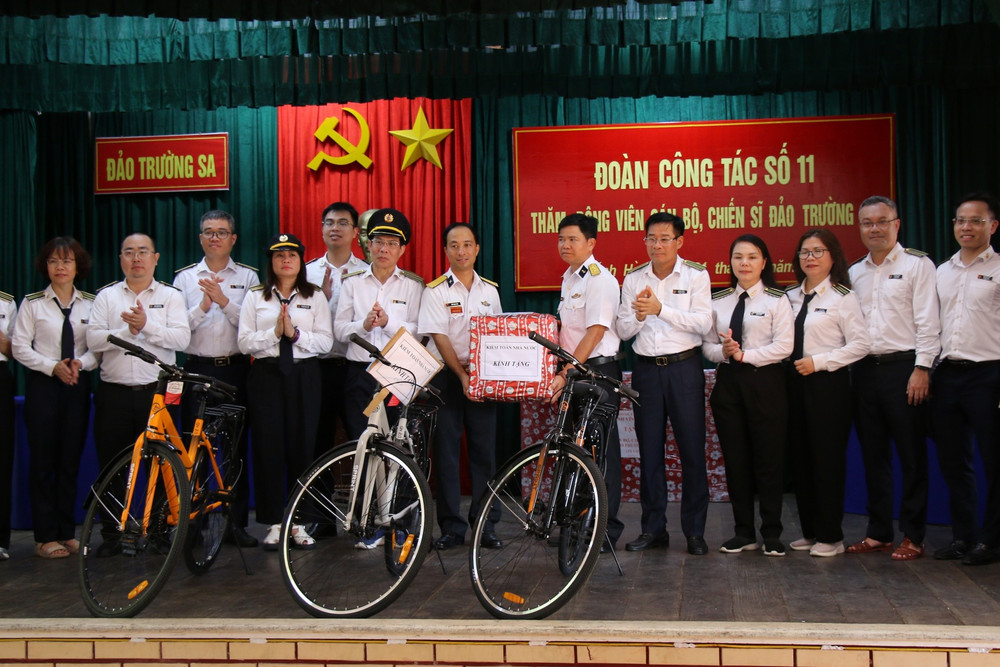 Đoàn công tác của Kiểm toán Nhà nước tặng quà quân và dân trên đảo Trường Sa img-4958.jpg