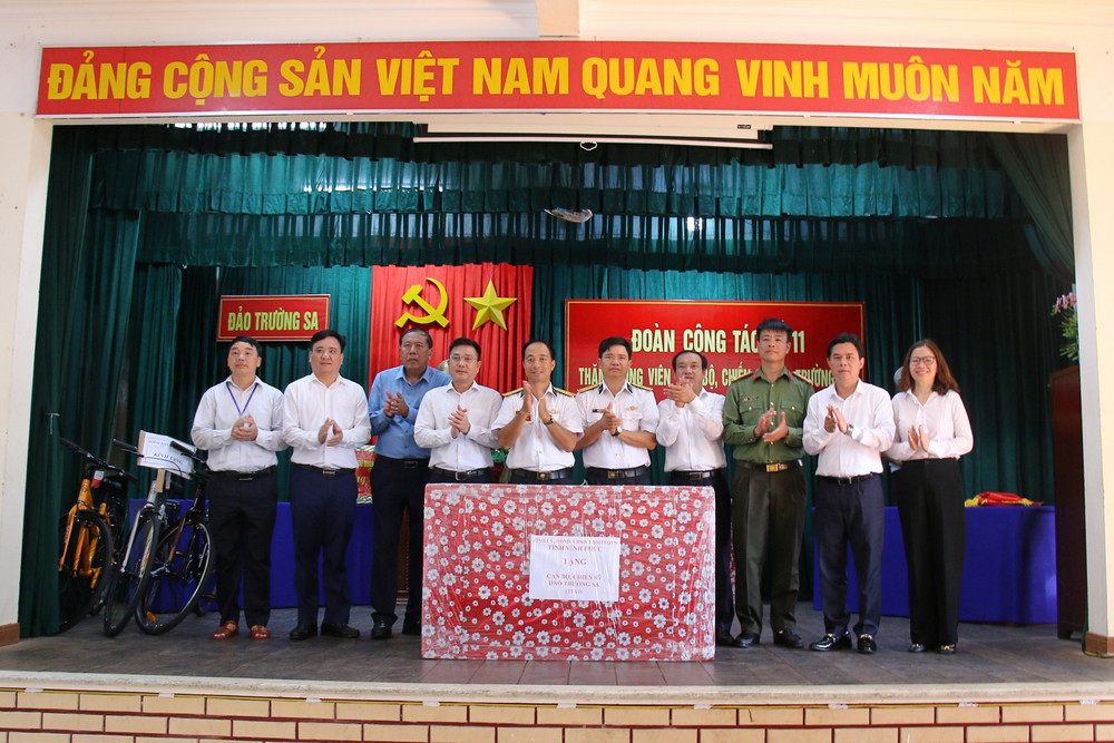 Đoàn công tác của tỉnh Vĩnh Phúc tặng quà quân và dân trên đảo Trường Sa img-4956.jpg