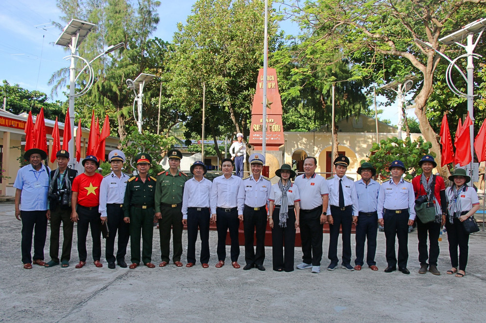 Đoàn công tác thăm quân và dân trên đảo Sinh Tồn img-3532.jpg