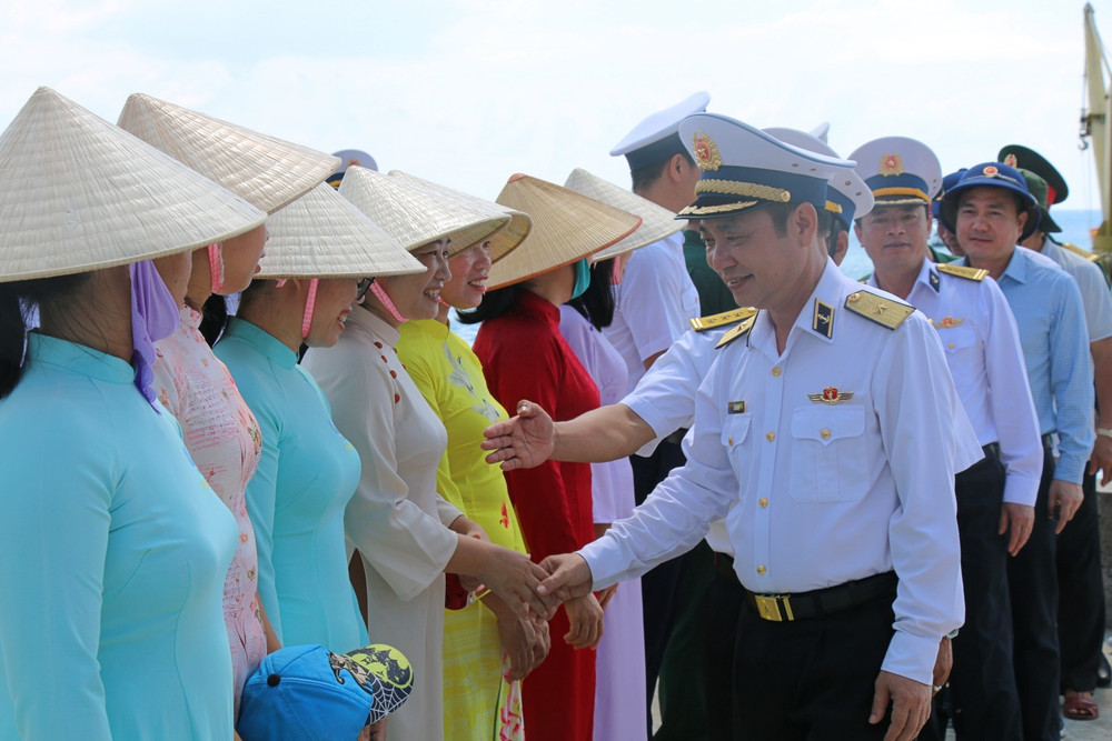 Chuẩn đô đốc Lê Bá Quân thăm hỏi, động viên người dân trên đảo Đá Tây A da-tay-a-4512.jpg