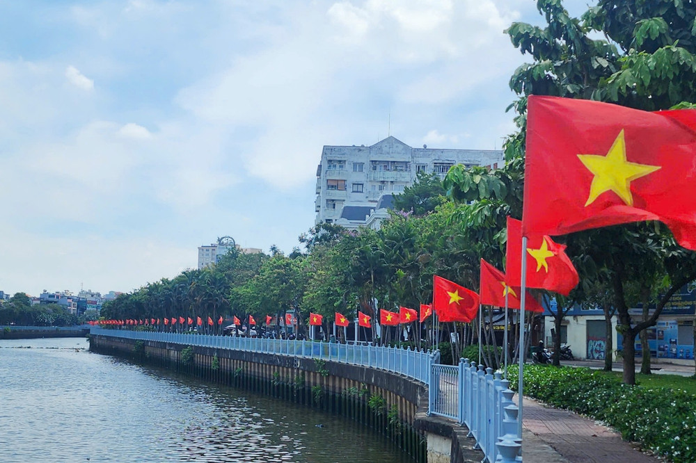 Bờ kè kênh Nhiêu Lộc - Thị Nghè rực rỡ cờ đỏ sao vàng 7611101.jpg