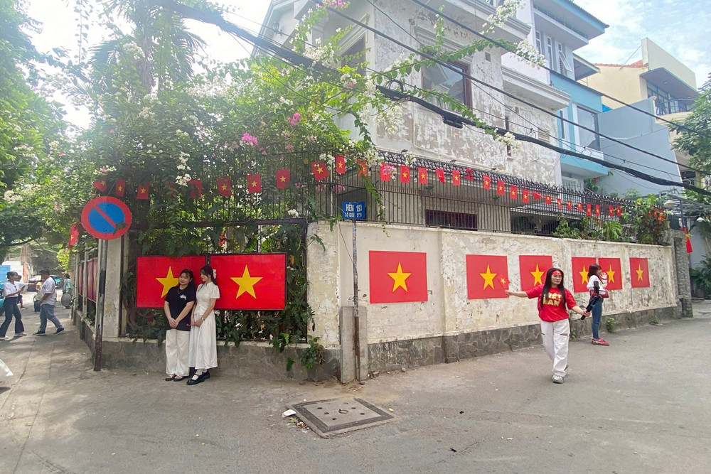 Người dân tập trung check in tại một con hẻm trên đường Nam Kỳ Khởi Nghĩa, quận 3 1e31.jpg