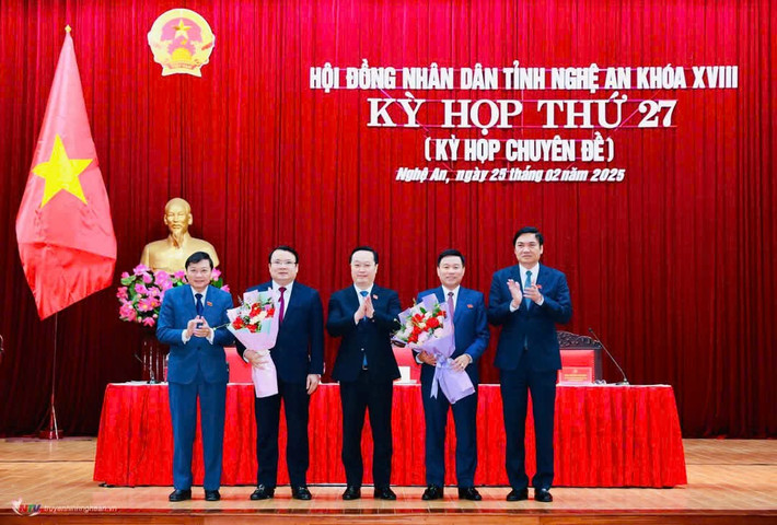 Ông Hoàng Phú Hiền và ông Phùng Thành Vinh được bầu giữ chức Phó Chủ tịch UBND tỉnh Nghệ An nhiệm kỳ 2021-2026 Ông Hoàng Phú Hiền và ông Phùng Thành Vinh được bầu giữ chức Phó Chủ tịch UBND tỉnh Nghệ An nhiệm kỳ 2021-2026