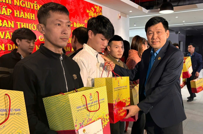 Chủ tịch Liên đoàn Lao động tỉnh Nghệ An Kha Văn Tám trao quà Tết cho công nhân đang làm việc tại Công ty TNHH KHKT Luxvisions Innovation v1-5407.jpg