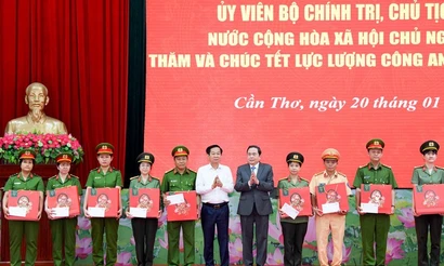 Chủ tịch Quốc hội Trần Thanh Mẫn thăm, tặng quà Tết lực lượng Công an Cần Thơ 