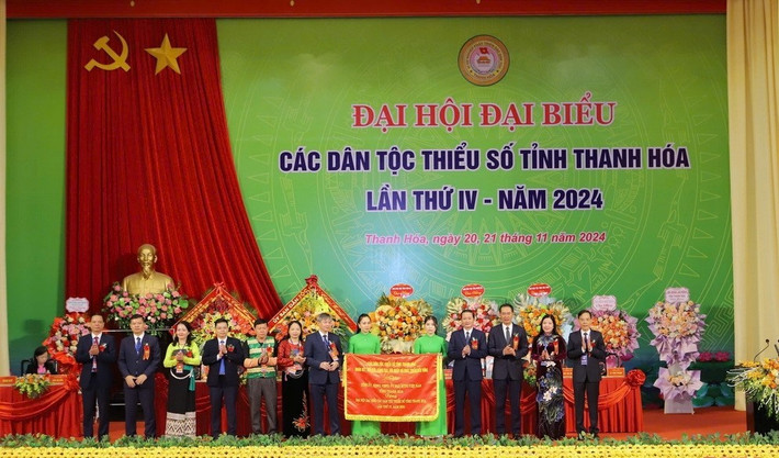 Tỉnh ủy, HĐND, UBND, Ủy ban MTTQ Việt Nam tỉnh tặng Đại hội bức trướng với dòng chữ: “Các dân tộc thiểu số tỉnh Thanh Hóa đoàn kết, đổi mới, sáng tạo, hội nhập và phát triển bền vững”. Ảnh: Minh Hiếu 147d4103914t63121l0.jpg