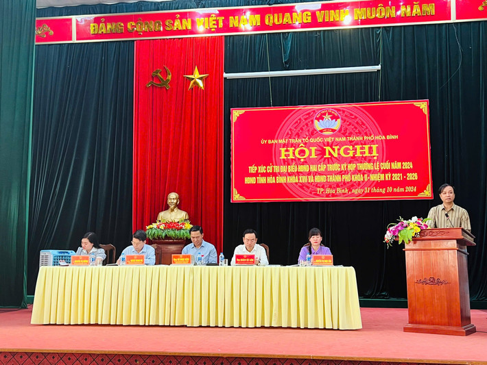 Tổ đại biểu HĐND tỉnh Hòa Bình tiếp xúc cử tri trước kỳ họp thường lệ cuối năm 2024 tại thành phố Hòa Bình. Ảnh: Kim Thanh Tổ đại biểu HĐND tỉnh Hòa Bình tiếp xúc cử tri trước kỳ họp thường lệ cuối năm 2024 tại thành phố Hòa Bình. Ảnh: Kim Thanh