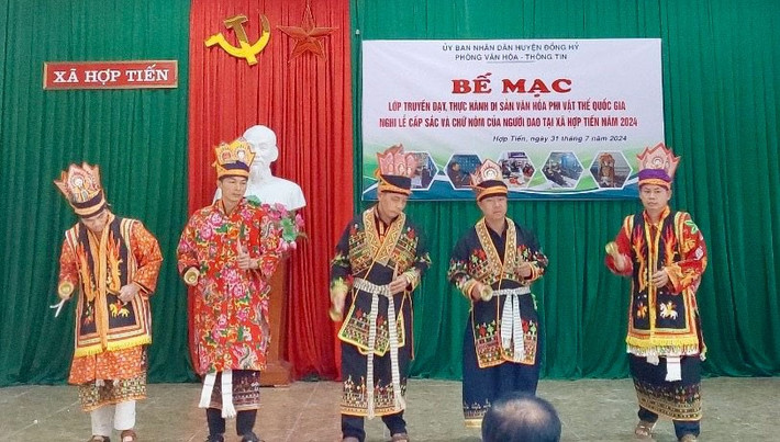 Học viên thực hành nghi lễ Cấp sắc của người Dao tại Lễ bế mạc lớp truyền dạy về thực hành nghi lễ Cấp sắc, chữ Nôm của người Dao tại xã Hợp Tiến (Đồng Hỷ). 1-image-123650291-67-20240827122102-20240917100713-2754.jpg