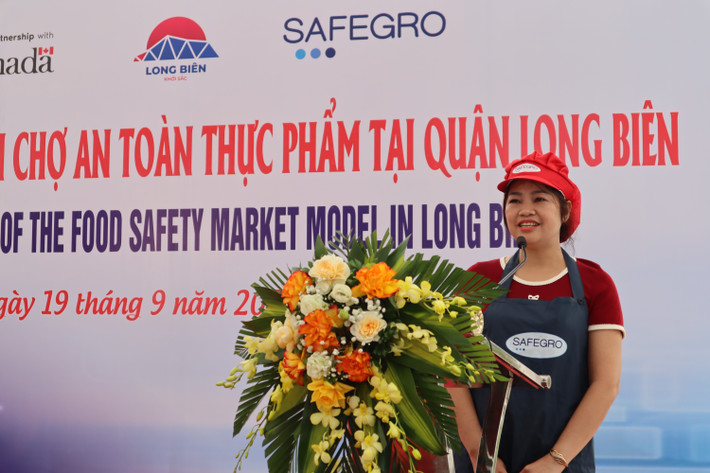 Đại diện tiểu thương tại chợ Thượng Thanh phát biểu. Ảnh: Đào Cảnh IMG_0764.JPG