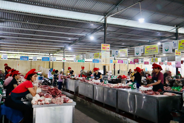 Một góc chợ Thượng Thanh (Long Biên) - mô hình chợ văn minh thương mại và an toàn thực phẩm do Dự án SAFEGRO tài trợ. Ảnh: Mỹ Hạnh Một góc chợ Thượng Thanh (Long Biên) - mô hình chợ văn minh thương mại và an toàn thực phẩm do Dự án SAFEGRO tài trợ. Ảnh: Mỹ Hạnh