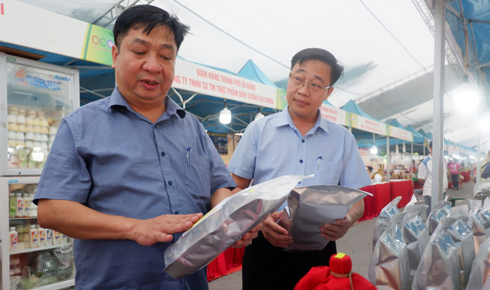 Lãnh đạo Văn phòng Điều phối Chương trình Xây dựng NTM Hà Nội tham quan các gian hàng trưng bày sản phẩm OCOP của TP. Hà Nội. Ảnh: Lưu Đoàn Lãnh đạo Văn phòng Điều phối Chương trình Xây dựng NTM Hà Nội tham quan các gian hàng trưng bày sản phẩm OCOP của TP. Hà Nội. Ảnh: Lưu Đoàn