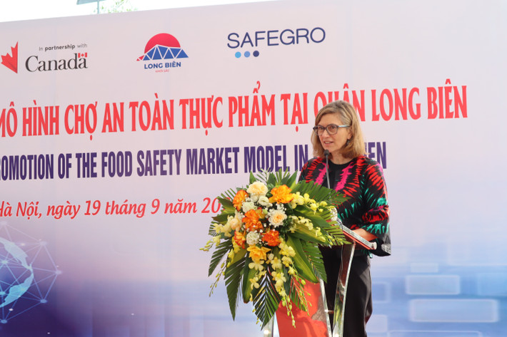 Bà Francesca Bellone -Trưởng Ban Hợp tác, Tham tán Phát triển Đại sứ quán Canada tại Việt Nam phát biểu khai mạc sự kiện. Ảnh: Đào Cảnh IMG_0713.JPG