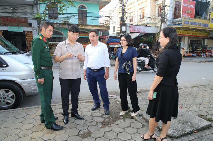 Đoàn khảo sát Thường trực HĐND tỉnh Nam Định kiểm tra việc thanh thải dây cáp hết giá trị sử dụng trên địa bàn thành phố Nam Định. Ảnh: Văn Trọng Đoàn khảo sát Thường trực HĐND tỉnh Nam Định kiểm tra việc thanh thải dây cáp hết giá trị sử dụng trên địa bàn thành phố Nam Định. Ảnh: Văn Trọng