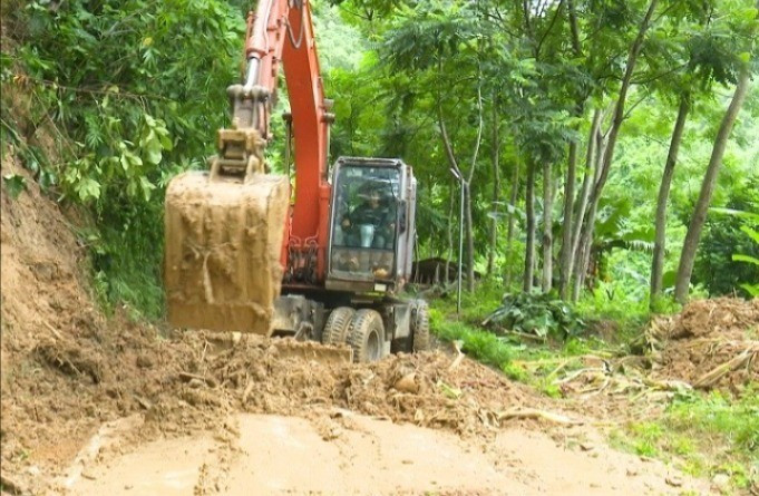 Huyện Quan Sơn đã chỉ đạo các xã, thị trấn huy động nguồn lực khắc phục tình trạng sạt lở trên các tuyến giao thông 214d2184744t27269l0.jpg