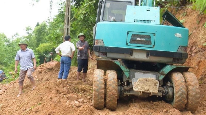 Lãnh đạo huyện Quan Sơn trực tiếp xuống hiện trường chỉ đạo công tác khắc phục sạt lở giao thông từ bản Ngàm (Sơn Điện) 214d2184935t6396l3-uong-4.jpg