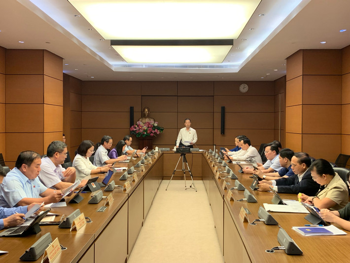 Toàn cảnh thảo luận tại Tổ 11. Ảnh: Đào Cảnh img-6115-1.jpg