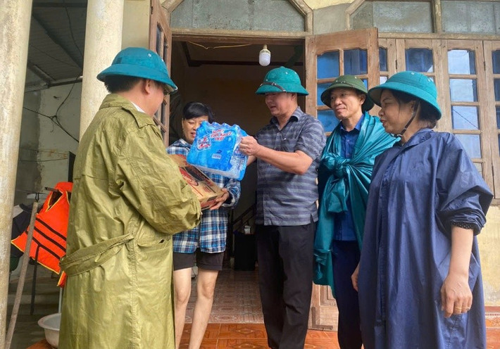 Lãnh đạo UBND thị trấn Kim Tân cấp phát lương thực và nước uống cho người dân khu phố Ngọc Bồ bị ngập nhà UBND thị trấn Kim Tân cấp phát lương thực và nước uống cho người dân khu phố Ngọc Bồ bị ngập nhà..jpg