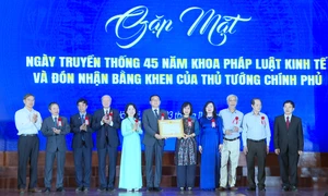 Khoa Pháp luật Kinh tế, Trường Đại học Luật Hà Nội đón nhận bằng khen của Thủ tướng Chính phủ