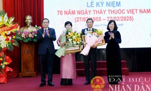 Chủ tịch Quốc hội dự Lễ kỷ niệm Ngày Thầy thuốc Việt Nam tại Bệnh viện Hữu nghị