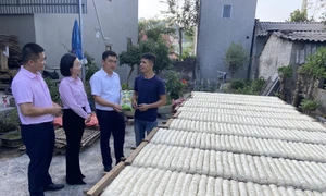 Anh Lý Anh Tuấn giám độc HTX Cao khô Chợ Bãi chia sẻ về sản phẩm với đại diện chính quyền và cán bộ Ngân hàng Chính sách Xã hội.