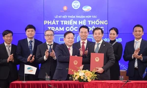 Viettel hợp tác với VinGroup phát triển thêm phiên bản khối vô tuyến cho trạm thu phát sóng 5G