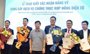 Viettel Telecom được trao giấy xác nhận đăng ký cung cấp dịch vụ Chứng thực Hợp đồng điện tử vContract