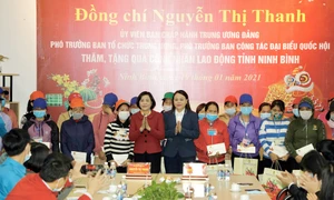 Phó trưởng Ban Tổ chức Trung ương, Phó trưởng Ban Công tác đại biểu Nguyễn Thị Thanh thăm, tặng quà Tết tại Ninh Bình