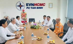 Chủ tịch Hội đồng thành viên Tổng công ty Điện lực TP Hồ Chí Minh thăm hỏi, động viên lực lượng công nhân tại công trường