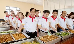 Hiệu trưởng, cán bộ và giảng viên trường Đại học Luật, Đại học Huế cùng xuống bếp phục vụ sinh viên nghèo