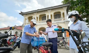 Bộ Tư lệnh Vùng Cảnh sát biển 3 tặng nước ngọt cho người dân vùng hạn mặn