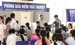 Khi nào người lao động buộc phải chấm dứt hưởng trợ cấp thất nghiệp?